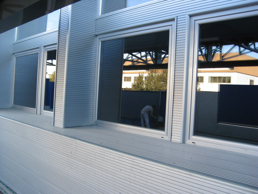 CARPINTERÍA DE ALUMINIO Y REVESTIMIENTO FACHADA