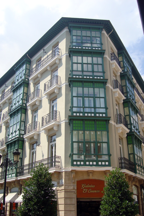 Carpinteria en madera con barniz al agua color verde