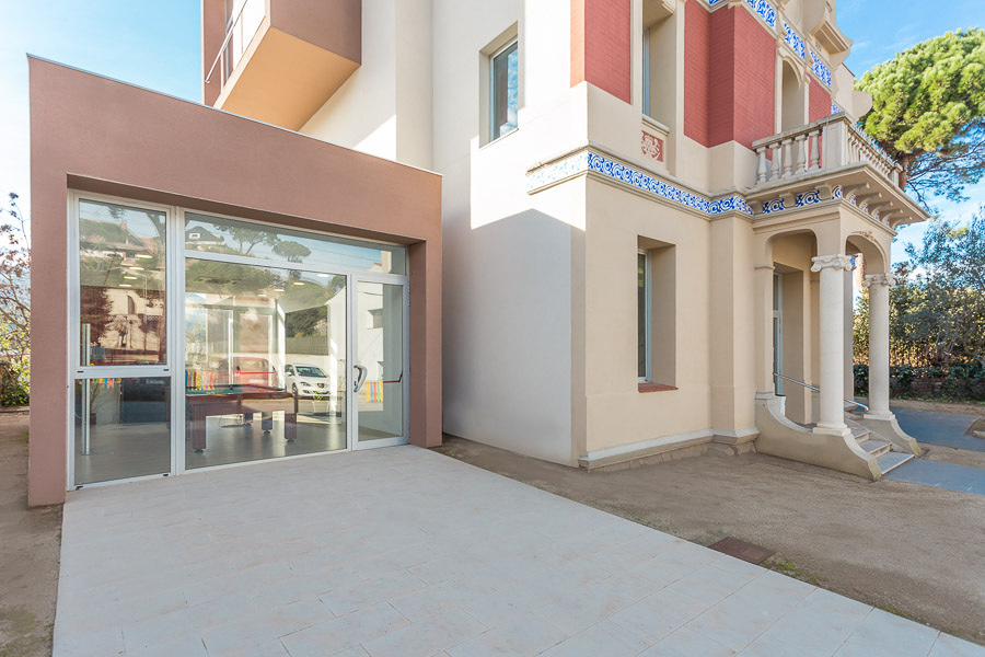 Carpintería metálica para una radio