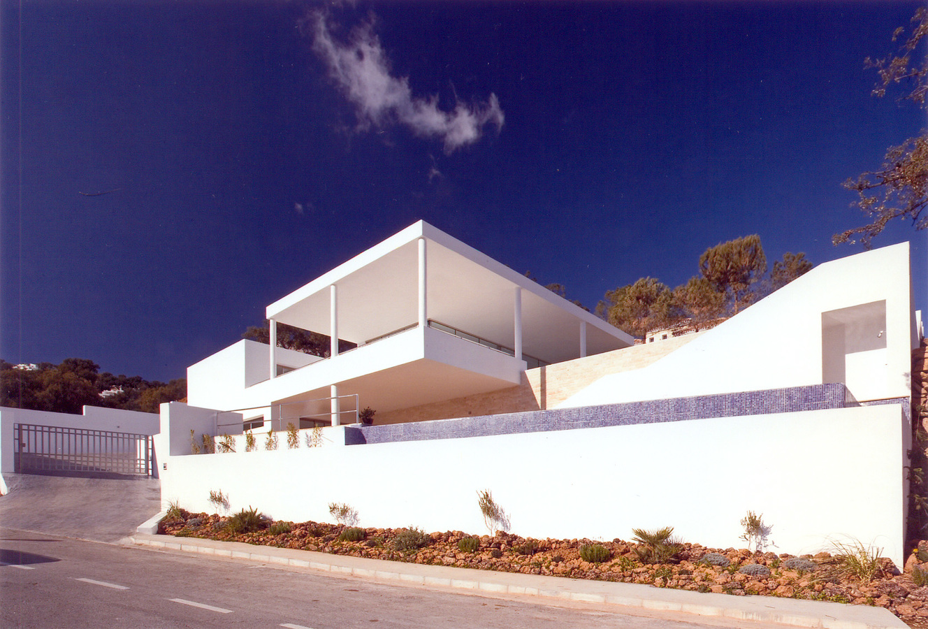 Casa con vuelo vista desde la calle de acceso