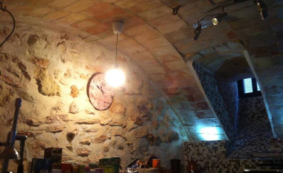 Reparación y acondicionamiento como cocina de "las bodegas" de una casa en el pueblo