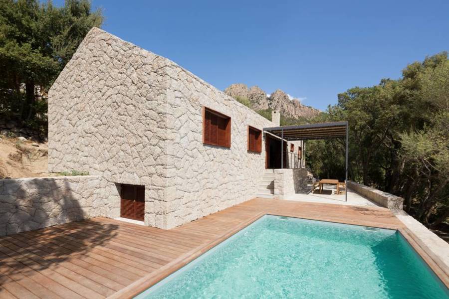 casa de piedra con piscina
