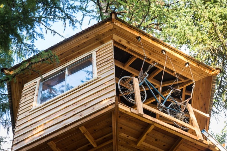 casa en árbol autoconstruida con materiales reciclados