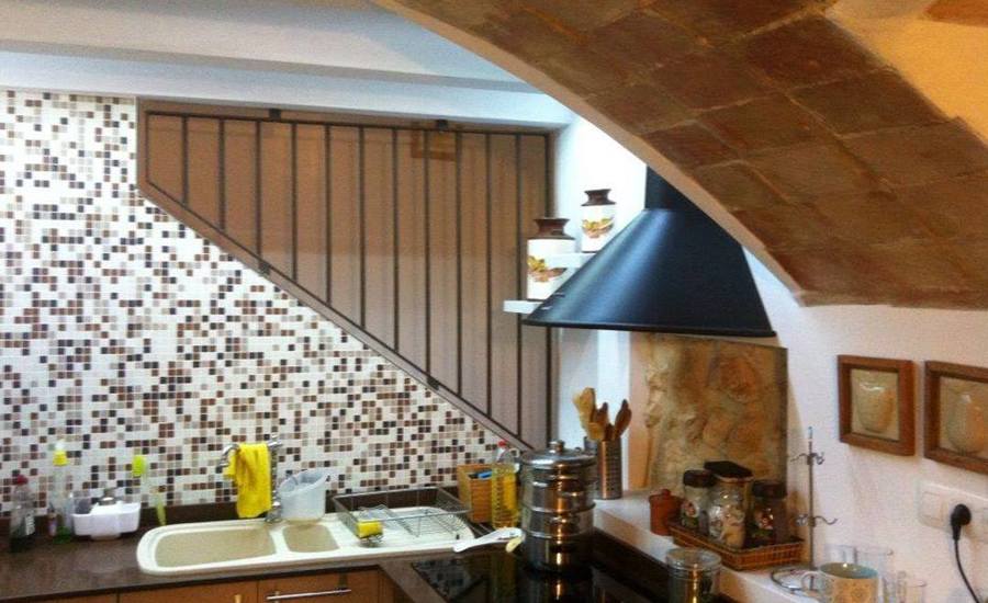 Reparación y acondicionamiento como cocina de "las bodegas" de una casa en el pueblo