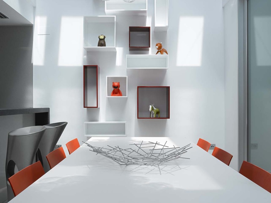 comedor blanco y naranja