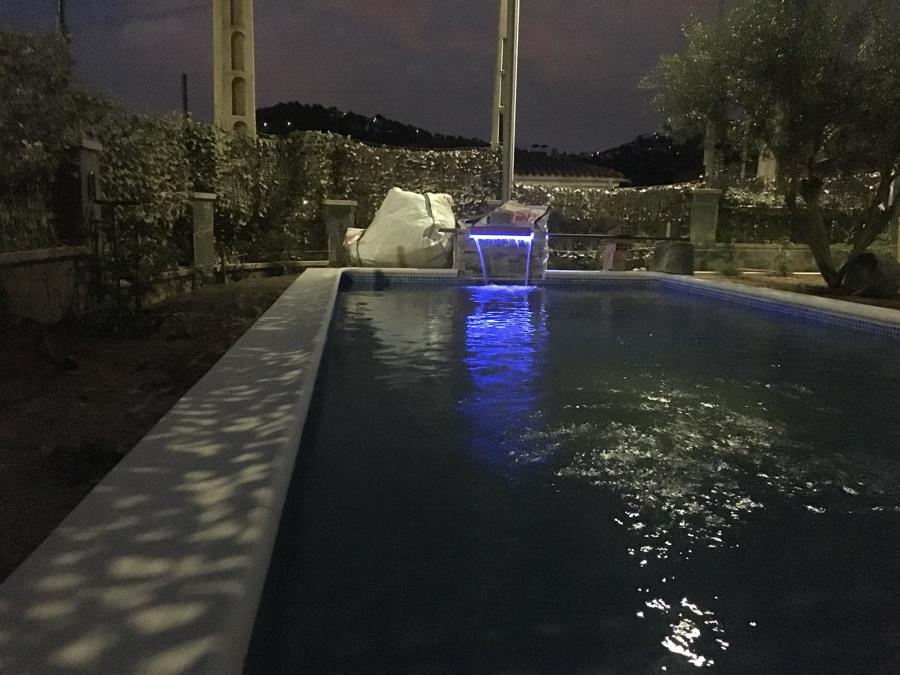 Cascada con su iluminación led.