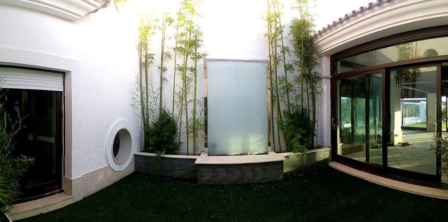 cascada en patio moderna acero y cristal