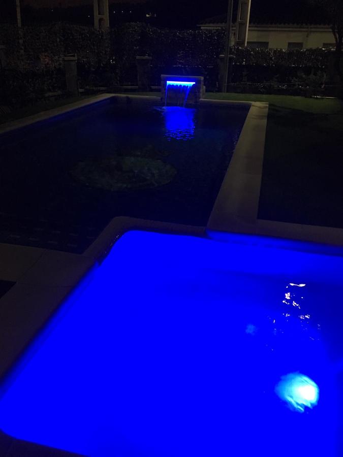 Cascada y SPA iluminados.