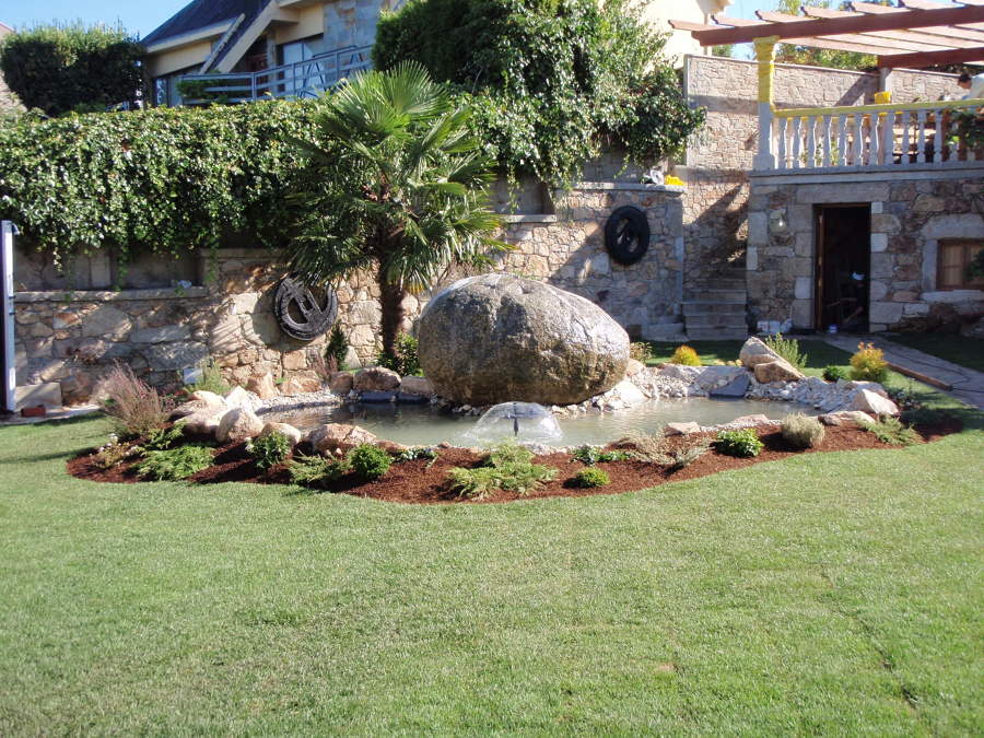 Cascadas y fuentes en el jardín