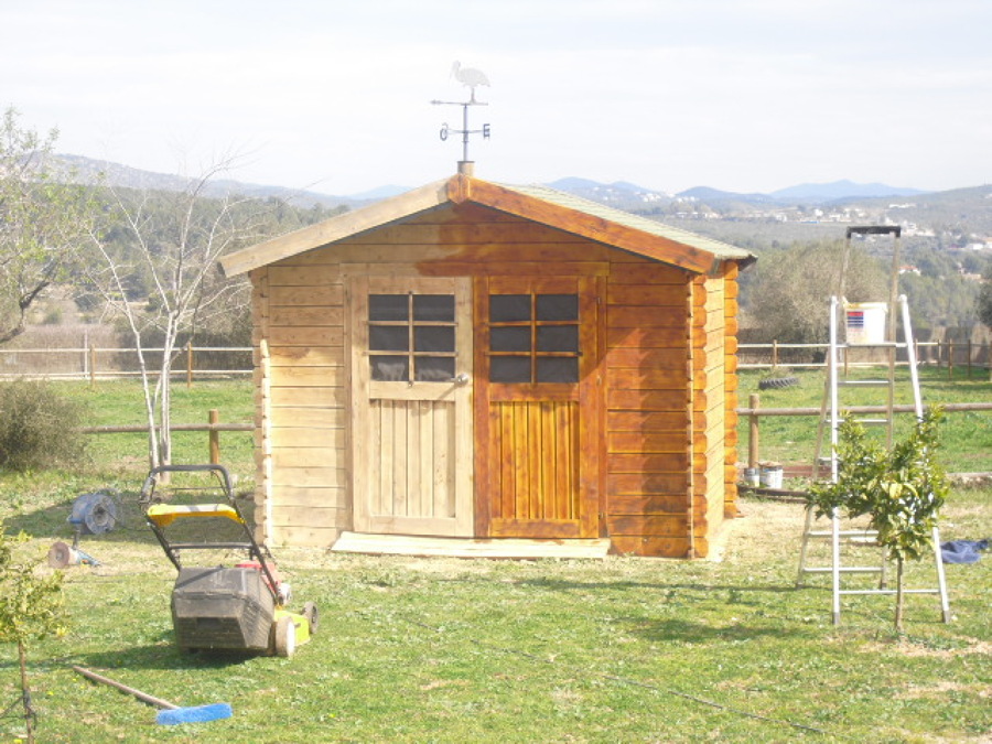 Caseta  y valla jardin