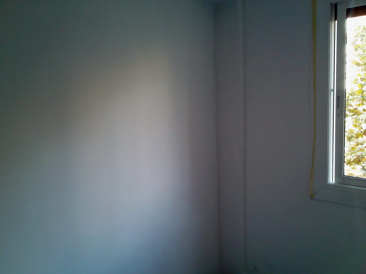 Salón con paredes tratadas y pintadas