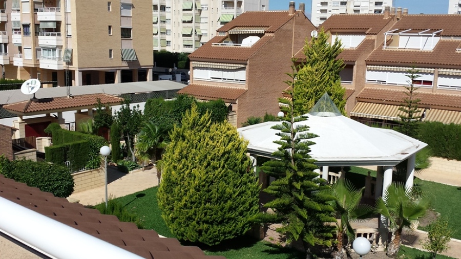 Cenador comunitario y viviendas adosadas