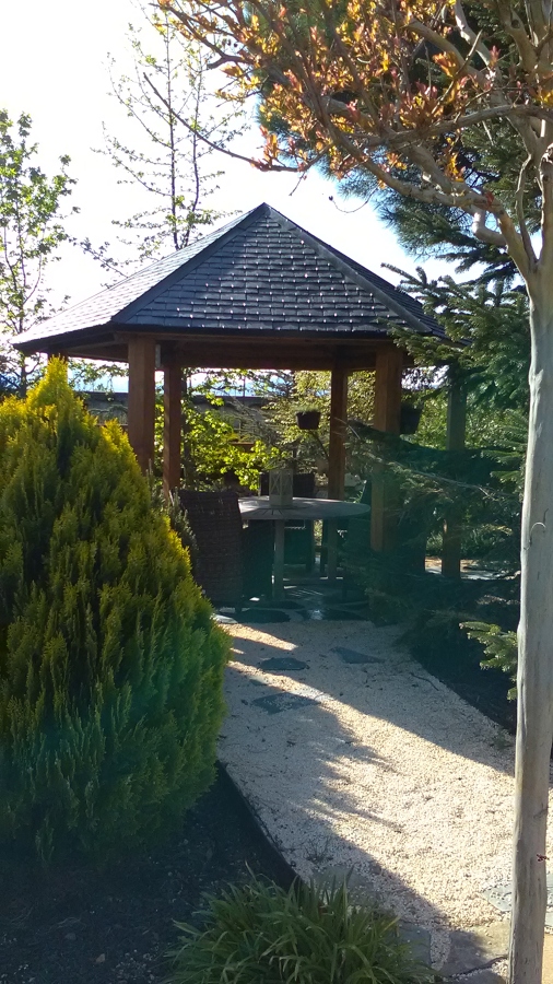 cenador de madera y pizara