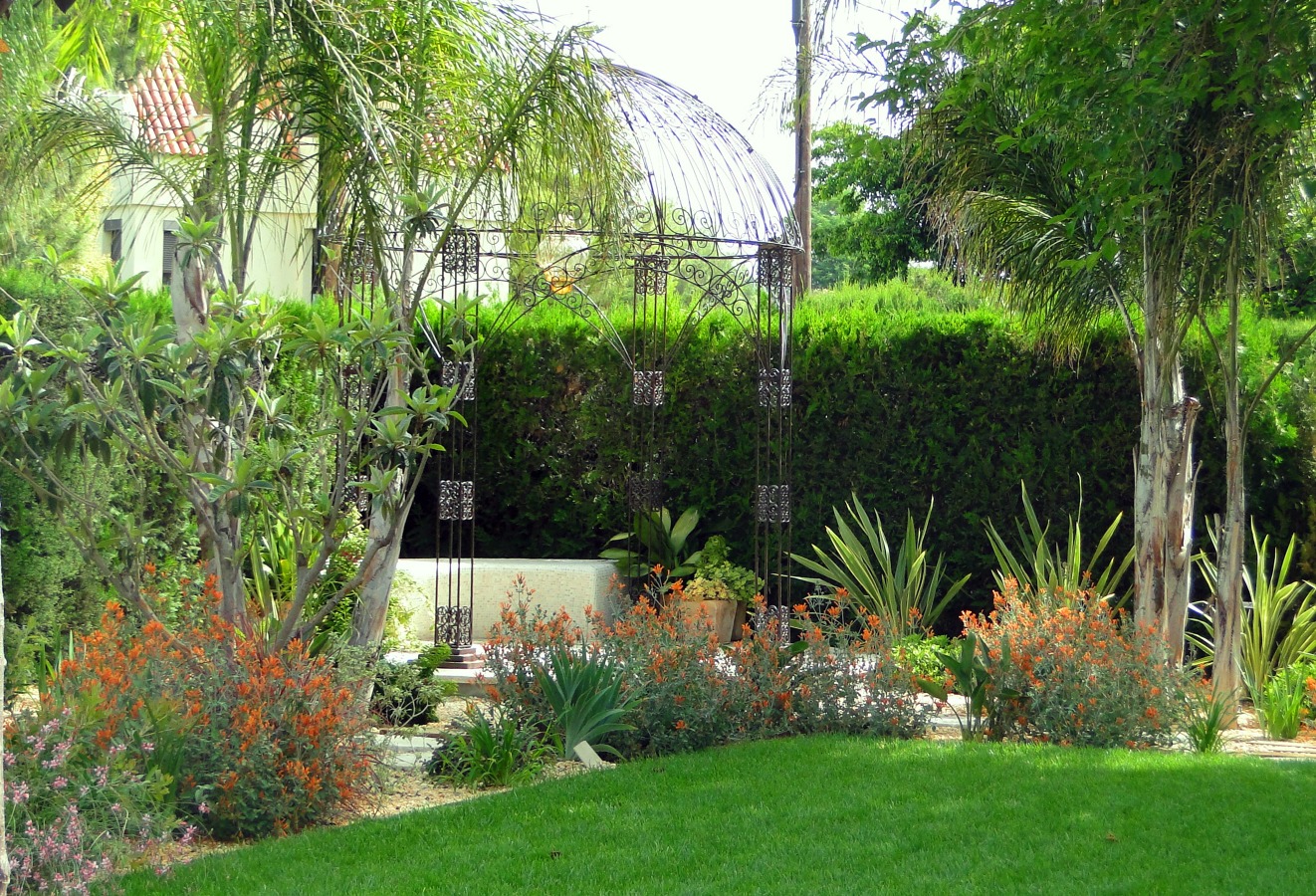 Cenador en rincón del jardín