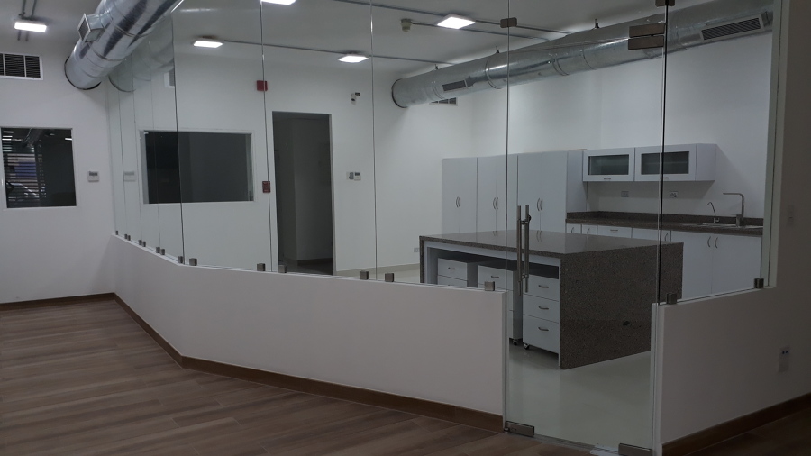 centro de produccion con instalaciones de servicios al exterior