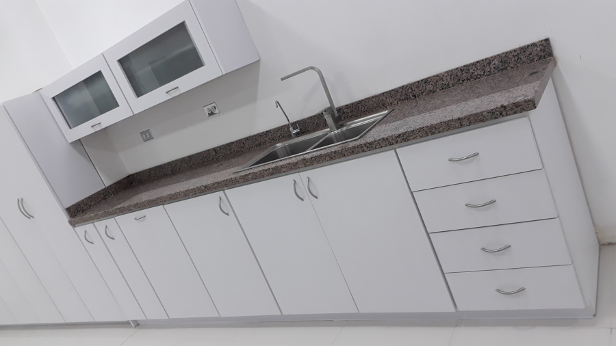 centro de produccion de cacao con topes de granito y mobiliario en MDF