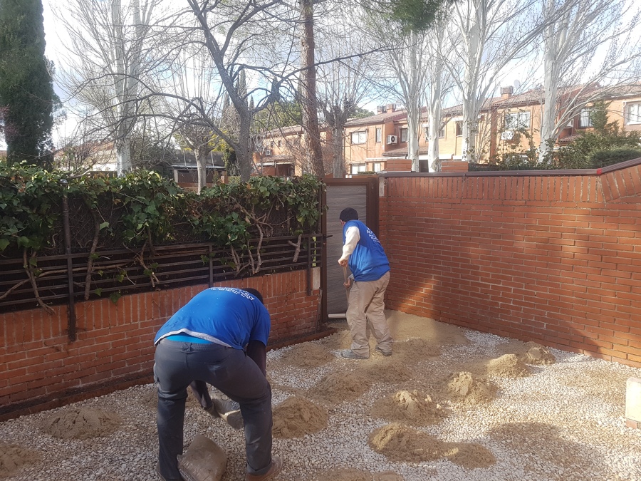 Cepillado de arena sobre la grava