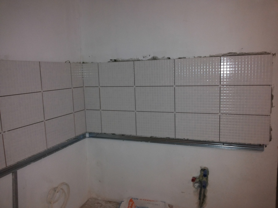 Cerámica entre muebles superiores e inferiores