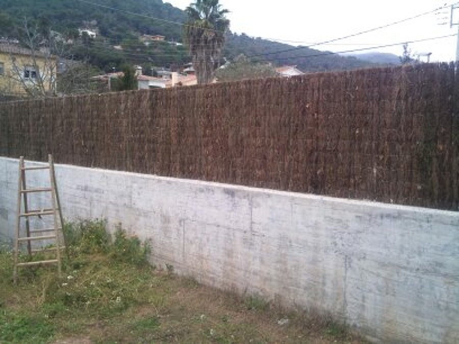 cercado con brezo calidad extra sobre muro