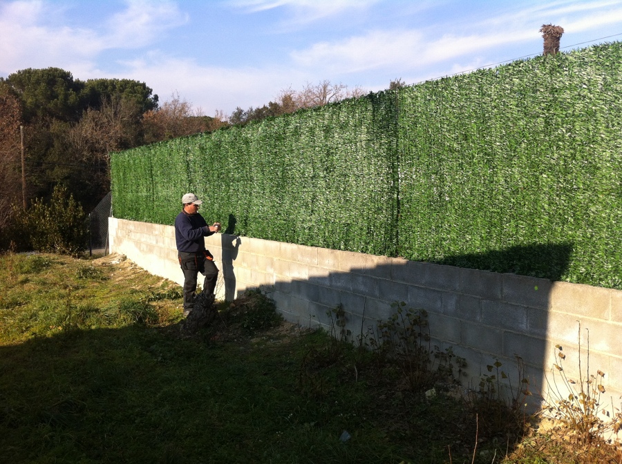 cercado con seto artificial decorativo sobre muro