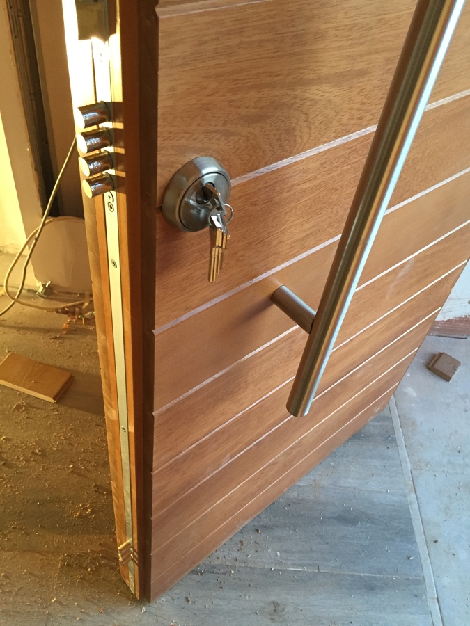 CERRADURA DE SEGURIDAD DE 3 PUNTOS LATERALES.