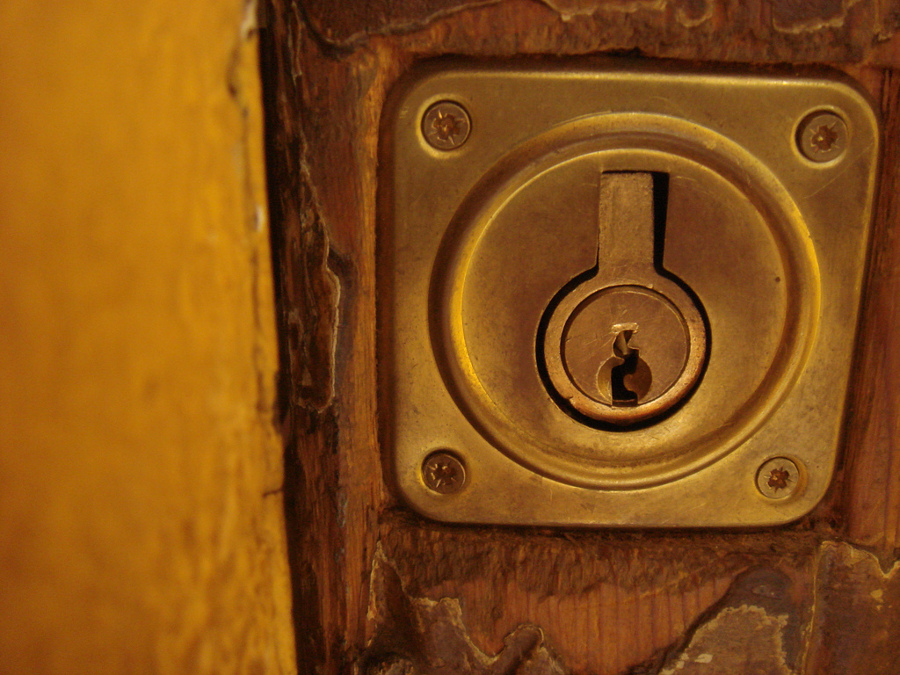 cerradura dorada