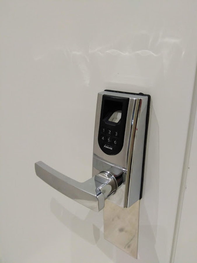 cerradura entrada a las instalaciones