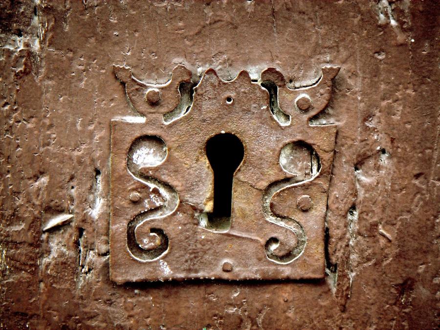 cerradura puerta de madera