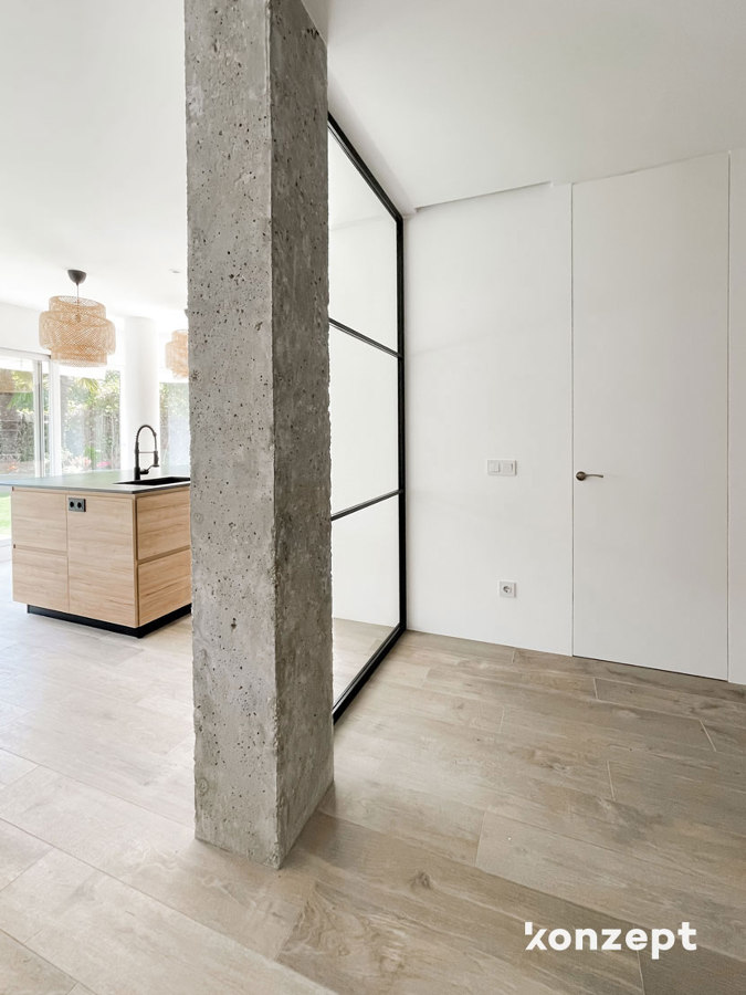 cerrajería de hierro y pilar visto hormigón