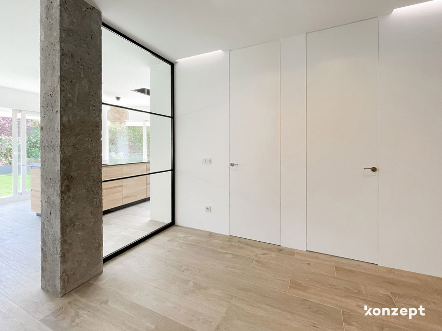 cerrajería de hierro y pilar visto hormigón