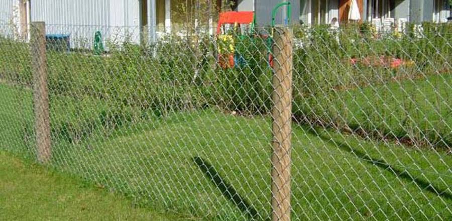 cerramiento con postes de madera