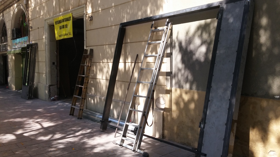 Preparativos para instalación de cerramiento con puerta de tres hojas plegables