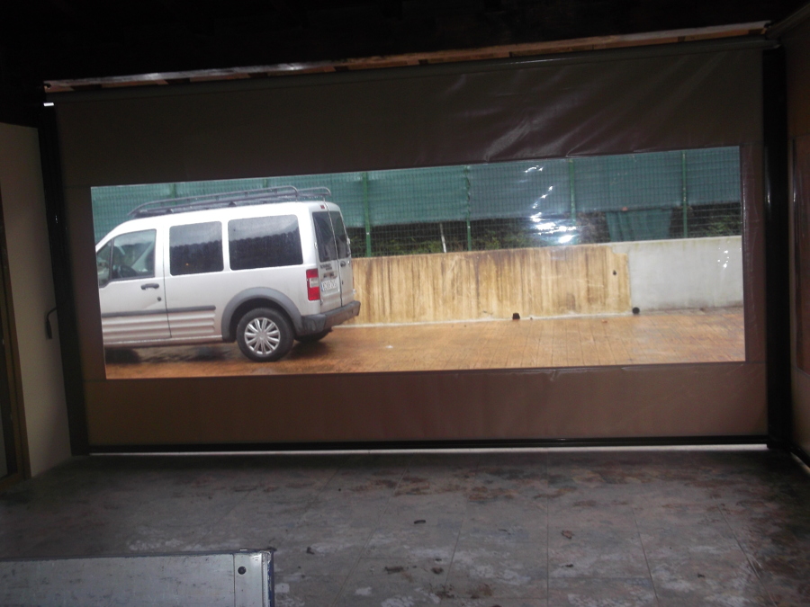 Cerramiento con toldos verticales con guías