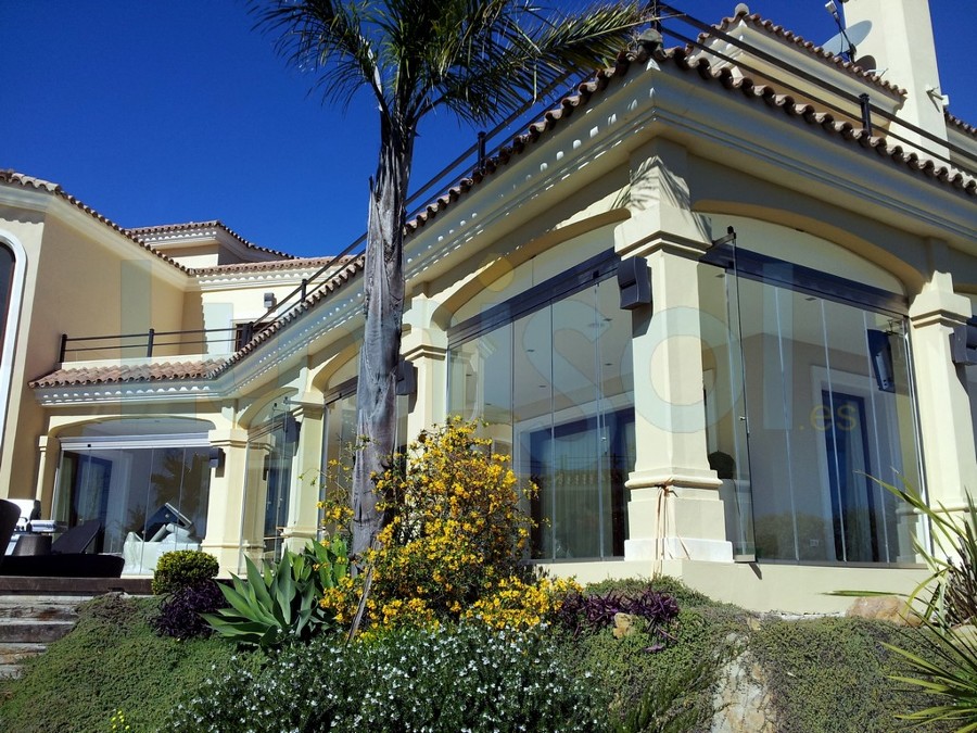 Cerramiento cortina de crsital tipo sin perfiles verticales tipo lumon