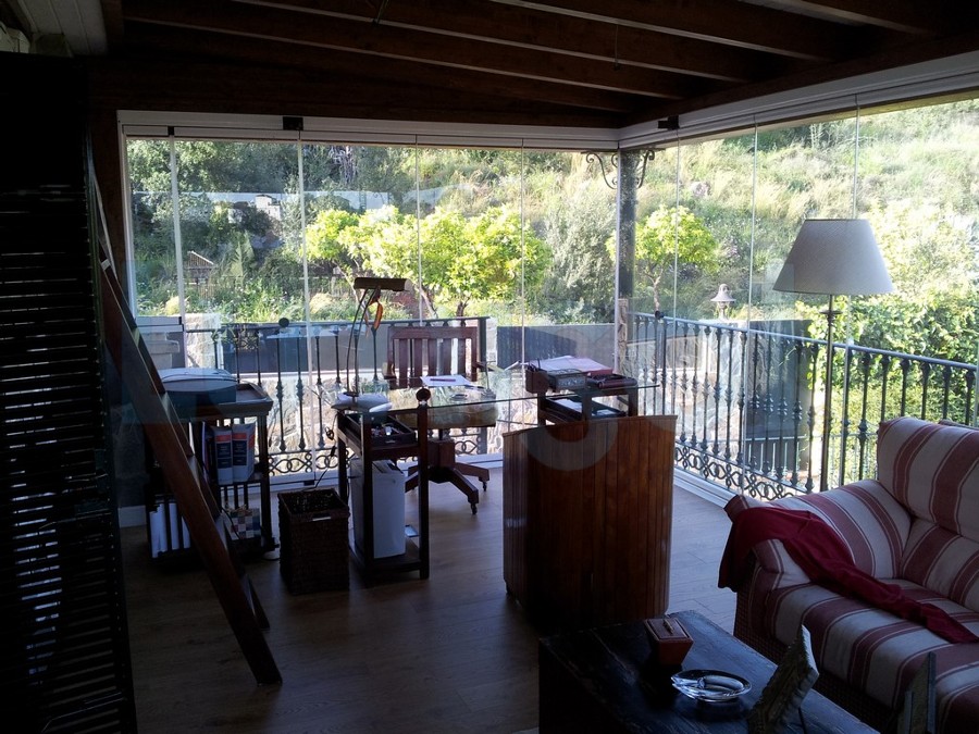 Cerramiento cortina de crsital tipo sin perfiles verticales tipo lumon