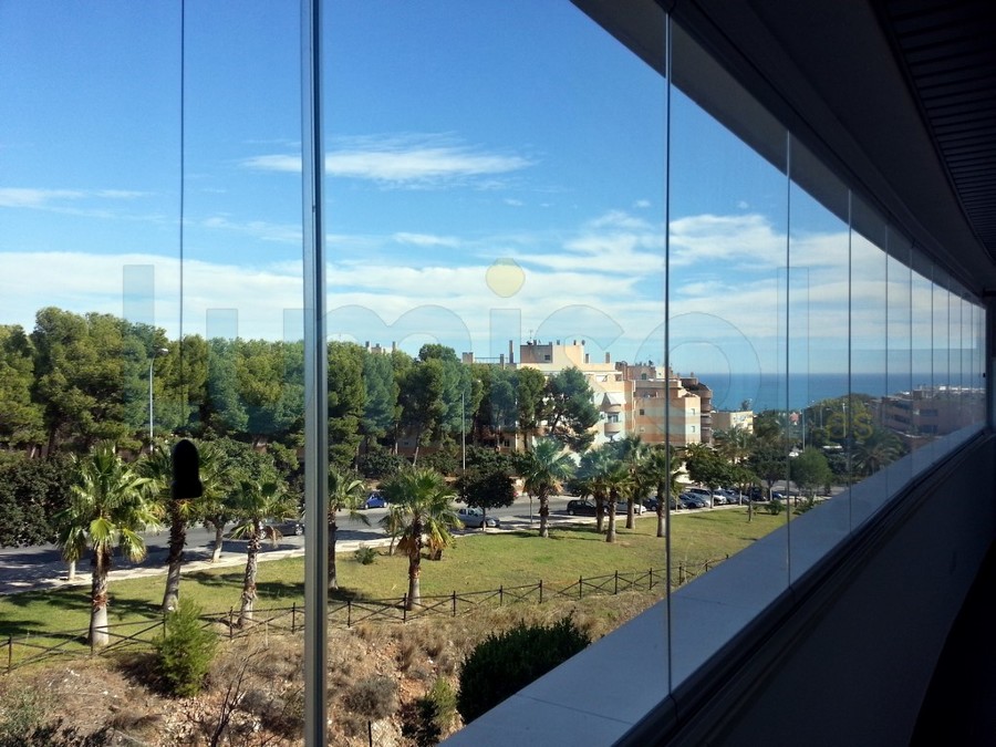 Cerramiento cortina de crsital tipo sin perfiles verticales tipo lumon