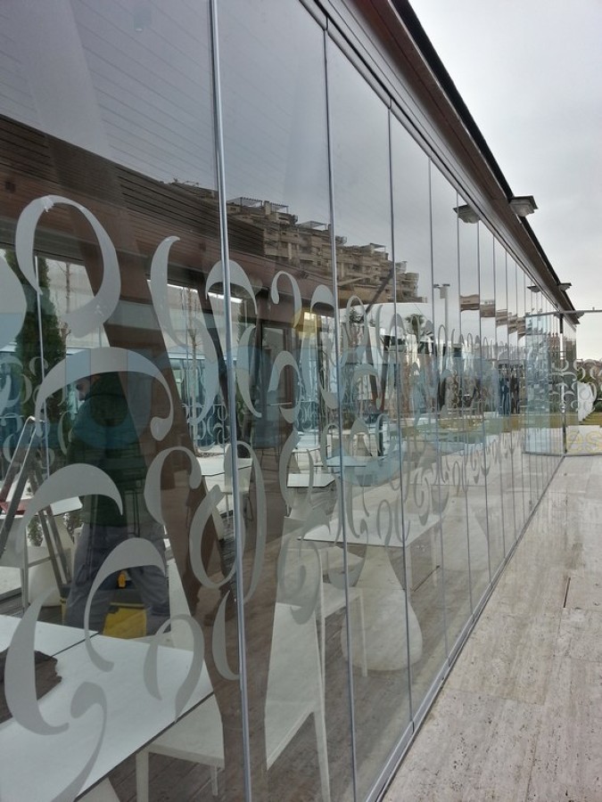 Cerramiento cortina de crsital tipo sin perfiles verticales tipo lumon