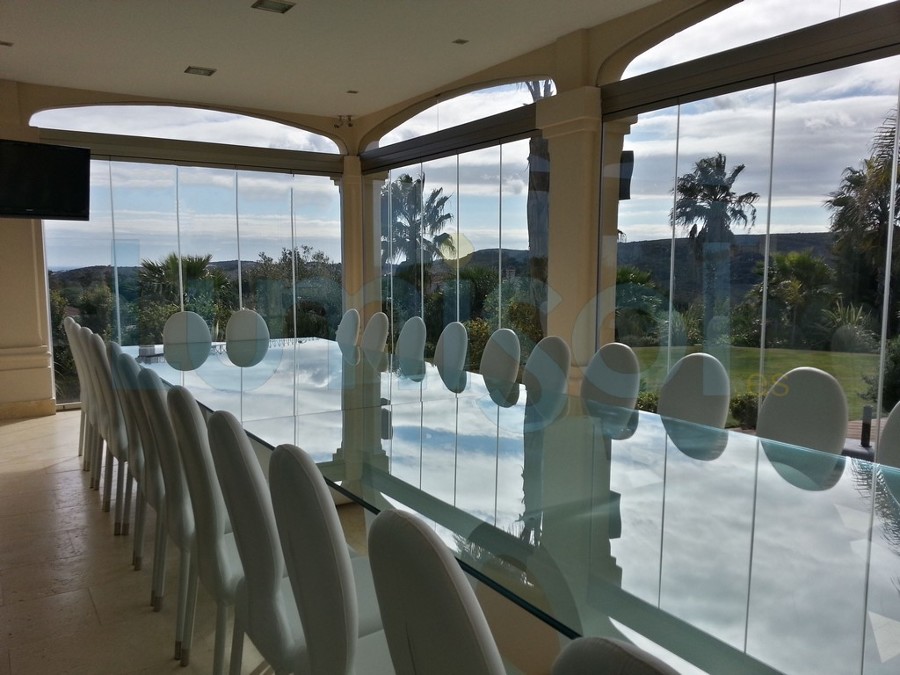 Cerramiento cortina de crsital tipo sin perfiles verticales tipo lumon