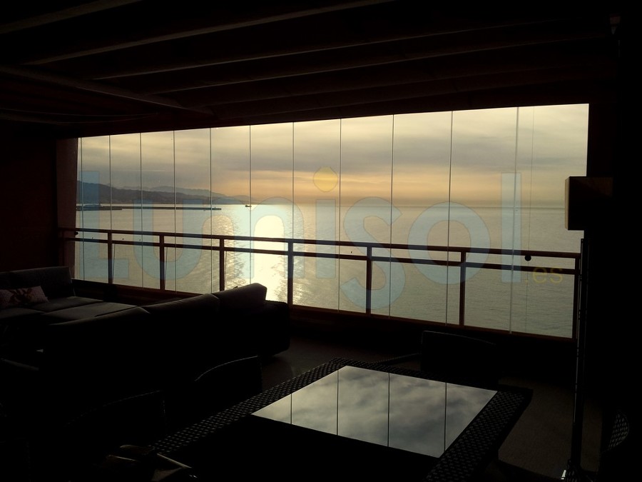 Cerramiento cortina de crsital tipo sin perfiles verticales tipo lumon