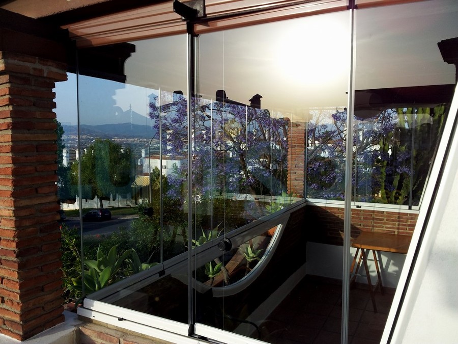 Cerramiento cortina de crsital tipo sin perfiles verticales tipo lumon