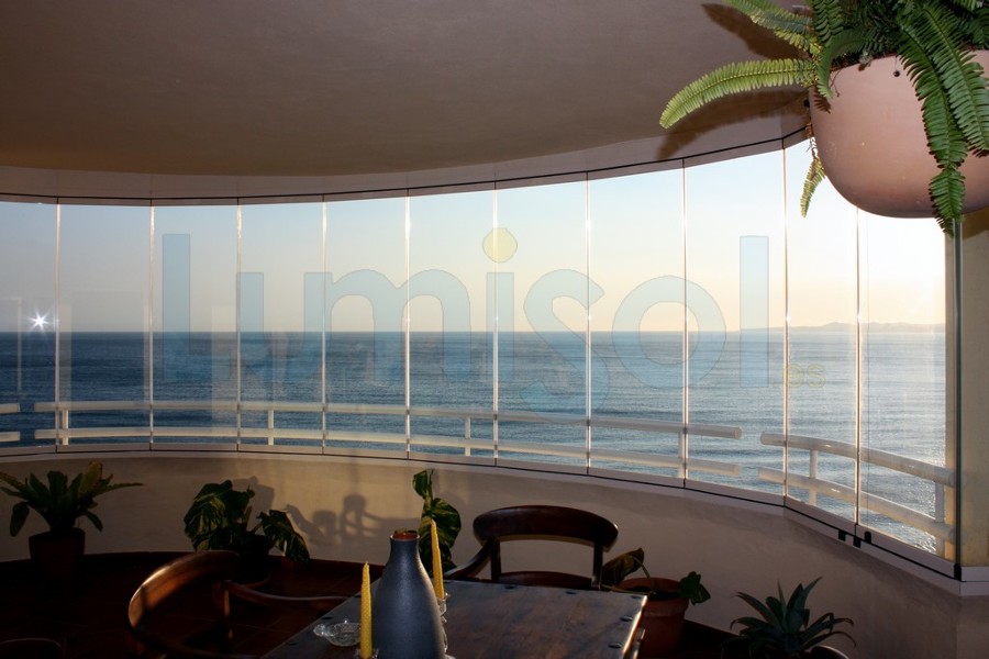 Cerramiento cortina de crsital tipo sin perfiles verticales tipo lumon