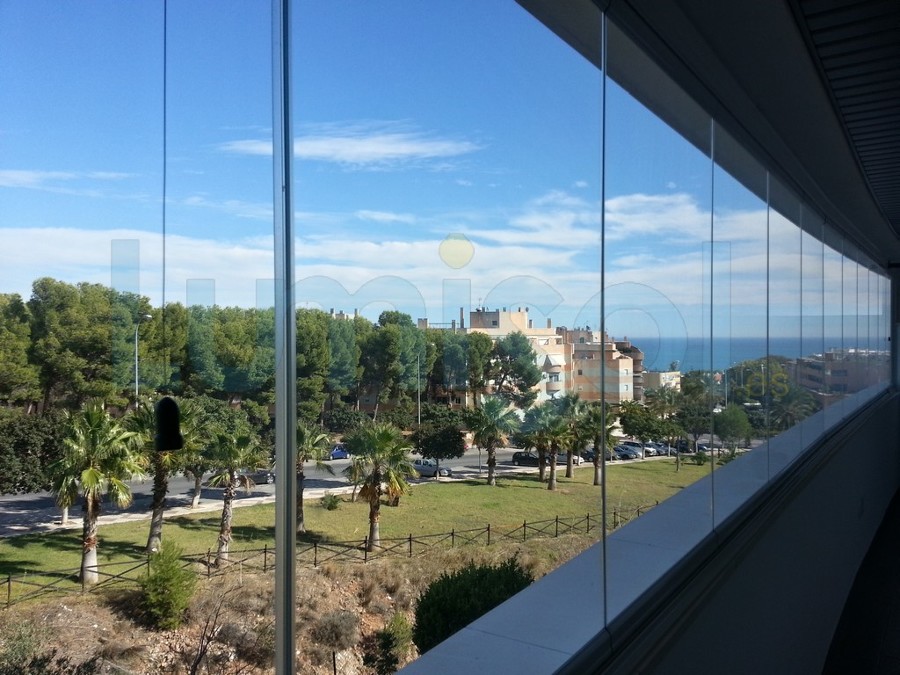 Cerramiento cortina de crsital tipo sin perfiles verticales tipo lumon