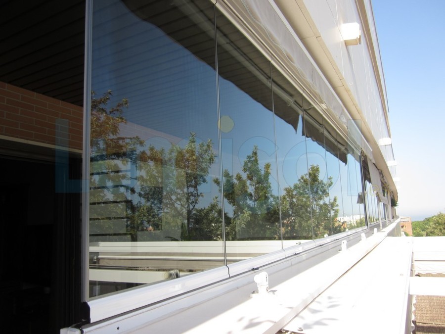 Cerramiento cortina de crsital tipo sin perfiles verticales tipo lumon