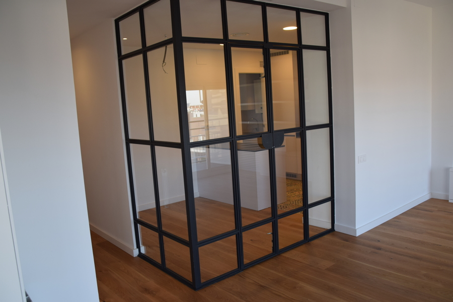 Cerramiento de acero y vidrio de la cocina.