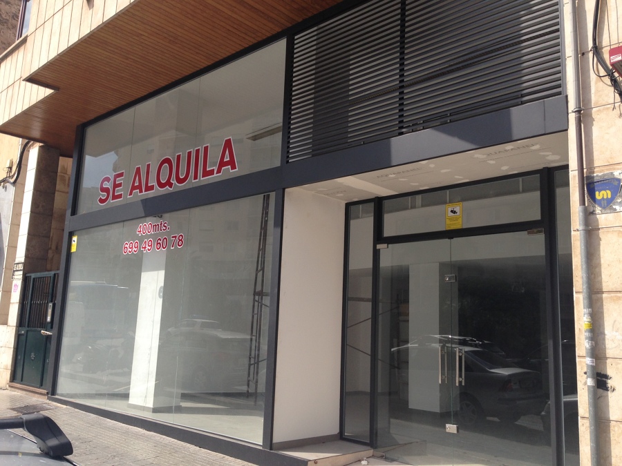 cerramiento de alumini0o y cristal de grandes dimensiones para negocio