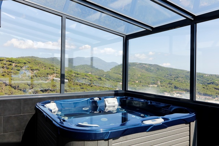 Cerramiento de aluminio y spa adyacente al baño de la suite