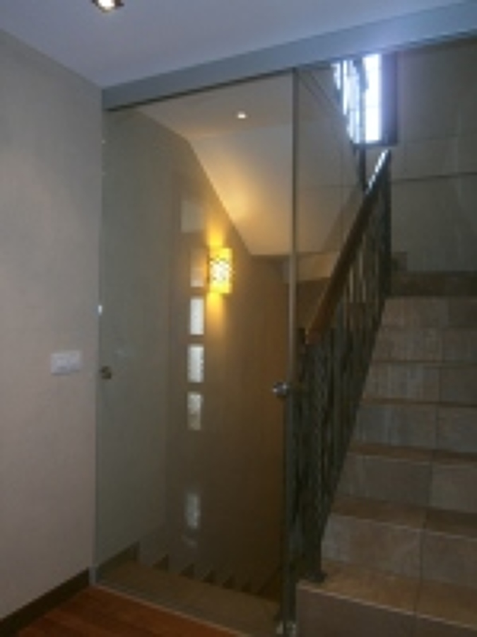 Cerramiento de barandilla y puerta corredera de cristal