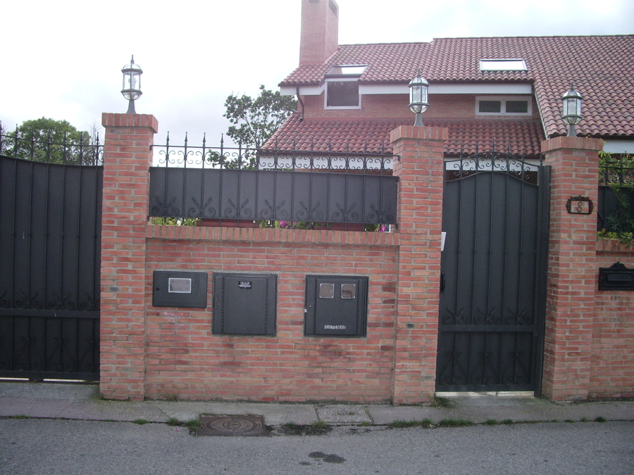 Cerramiento de finca en ladrillo visto