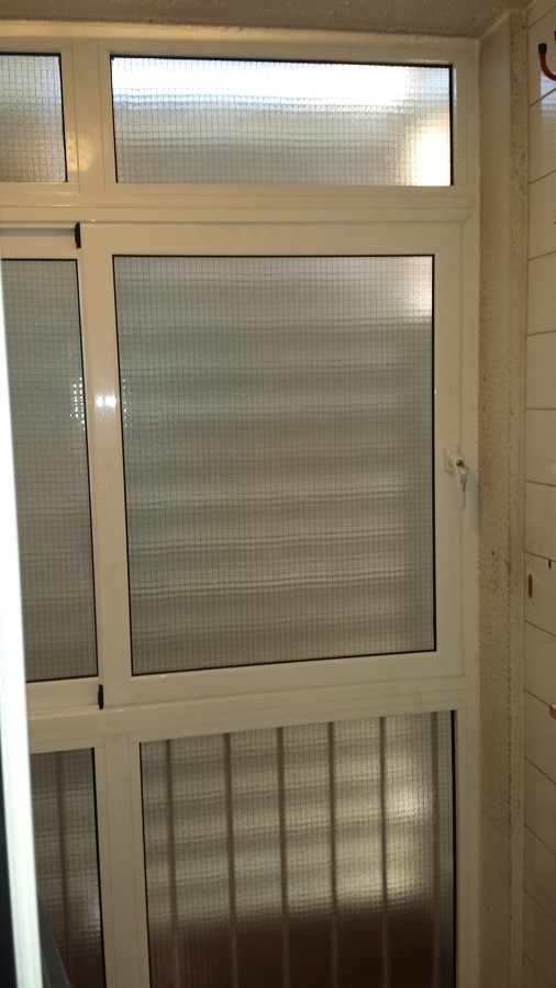 Cerramiento de galería con cierre de dos puntos y manilla con llave.