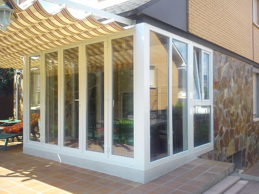 Cerramiento de terraza con puertas abatibles